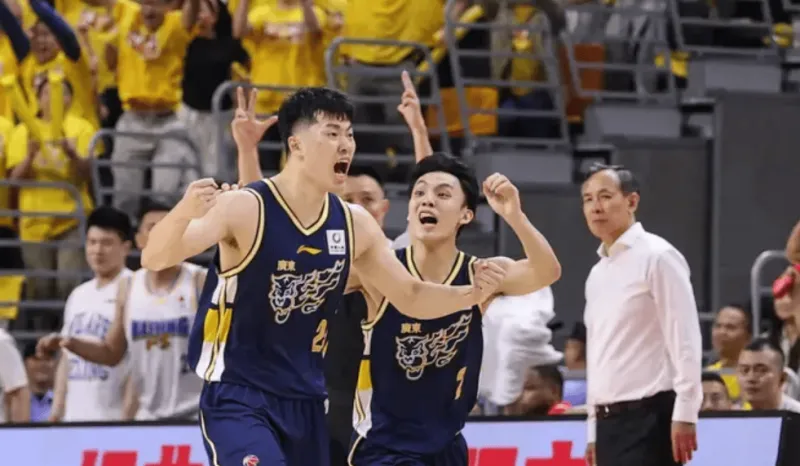 火博体育-奇兵！张皓嘉原本并未上场，胡明轩5犯离场后被换上场